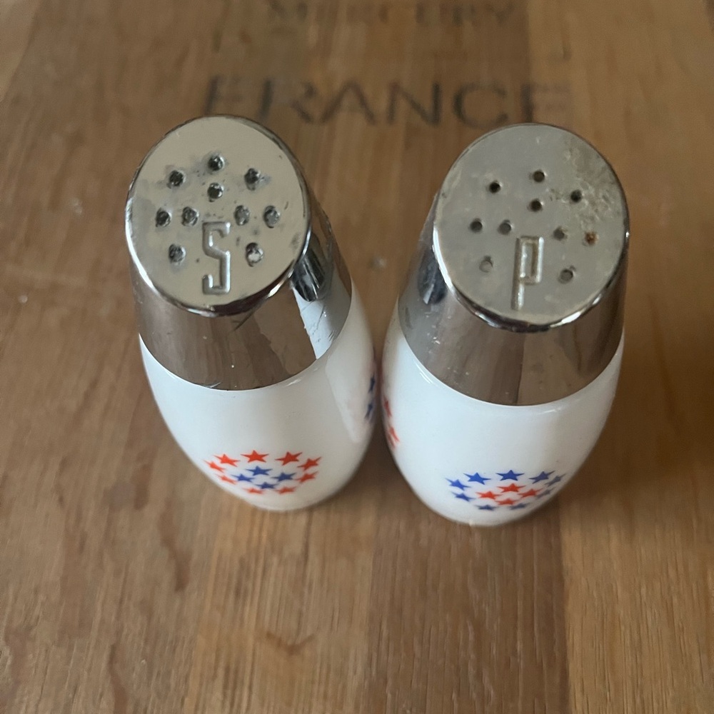 Gemco Salt and pepper shakers. set of two. Red and blue stars. chrome style top - Picture 2 of 6